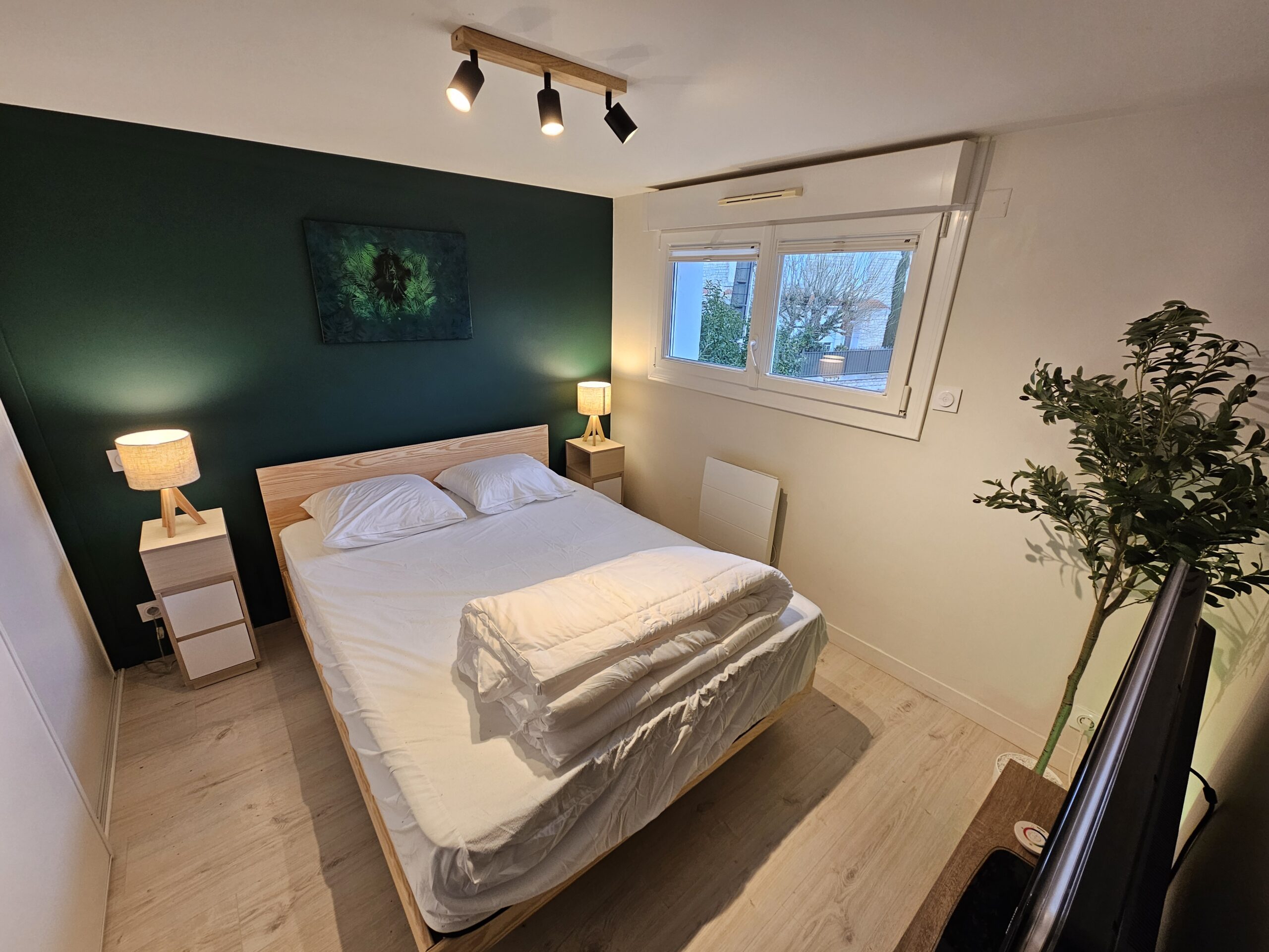 Cette chambre se situe à l'entrée du logement au rez de chaussée.